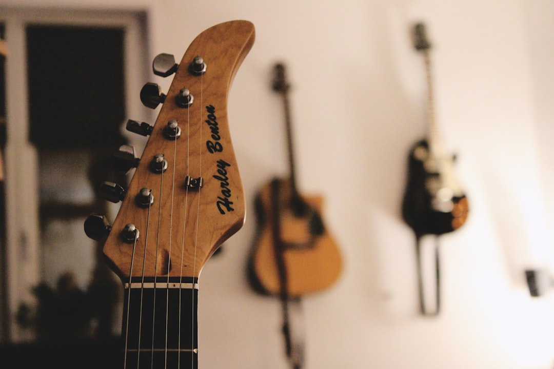 Brown and black acoustic guitar