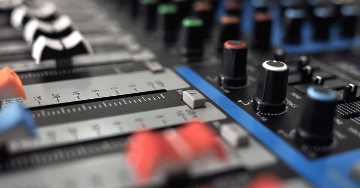 The Studio Equipment Buyer Scam: Selling Gear Safely