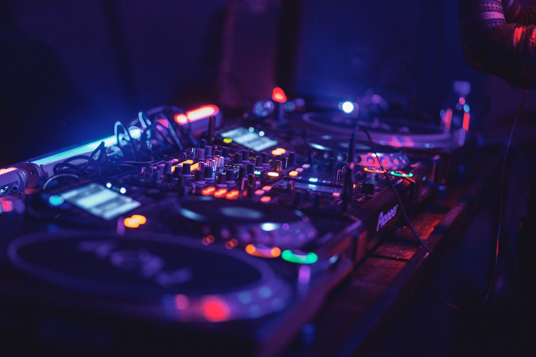 Serato vs rekordbox vs Virtual DJ: 3-Way Compared