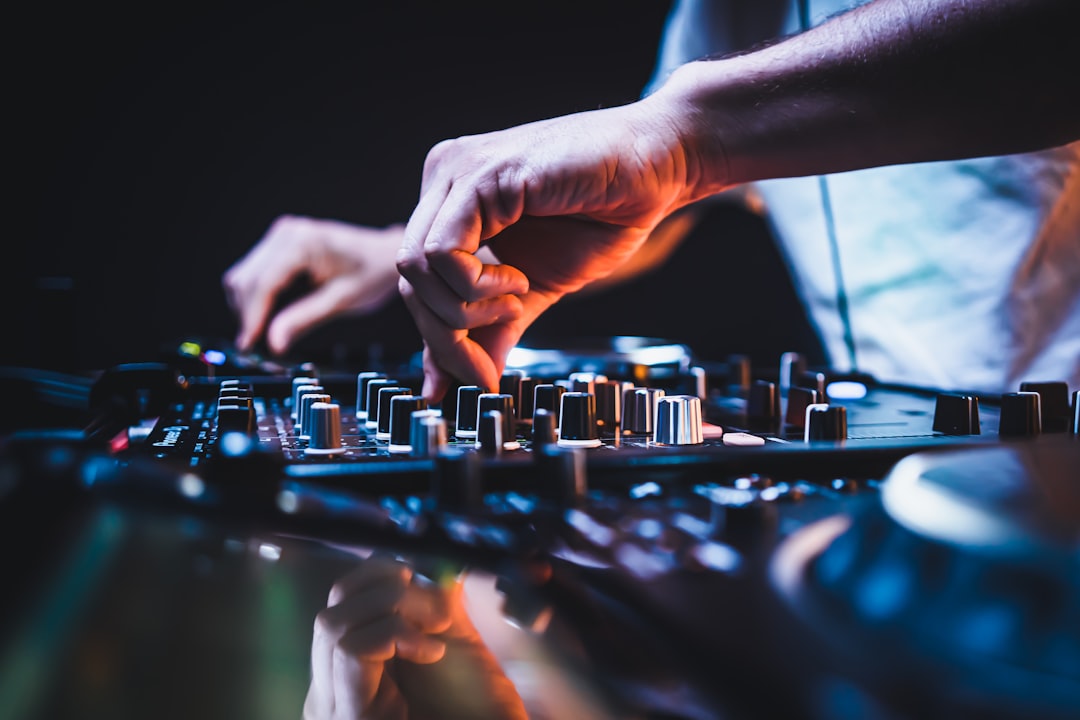 Serato vs Virtual DJ: Which DJ Software Wins?