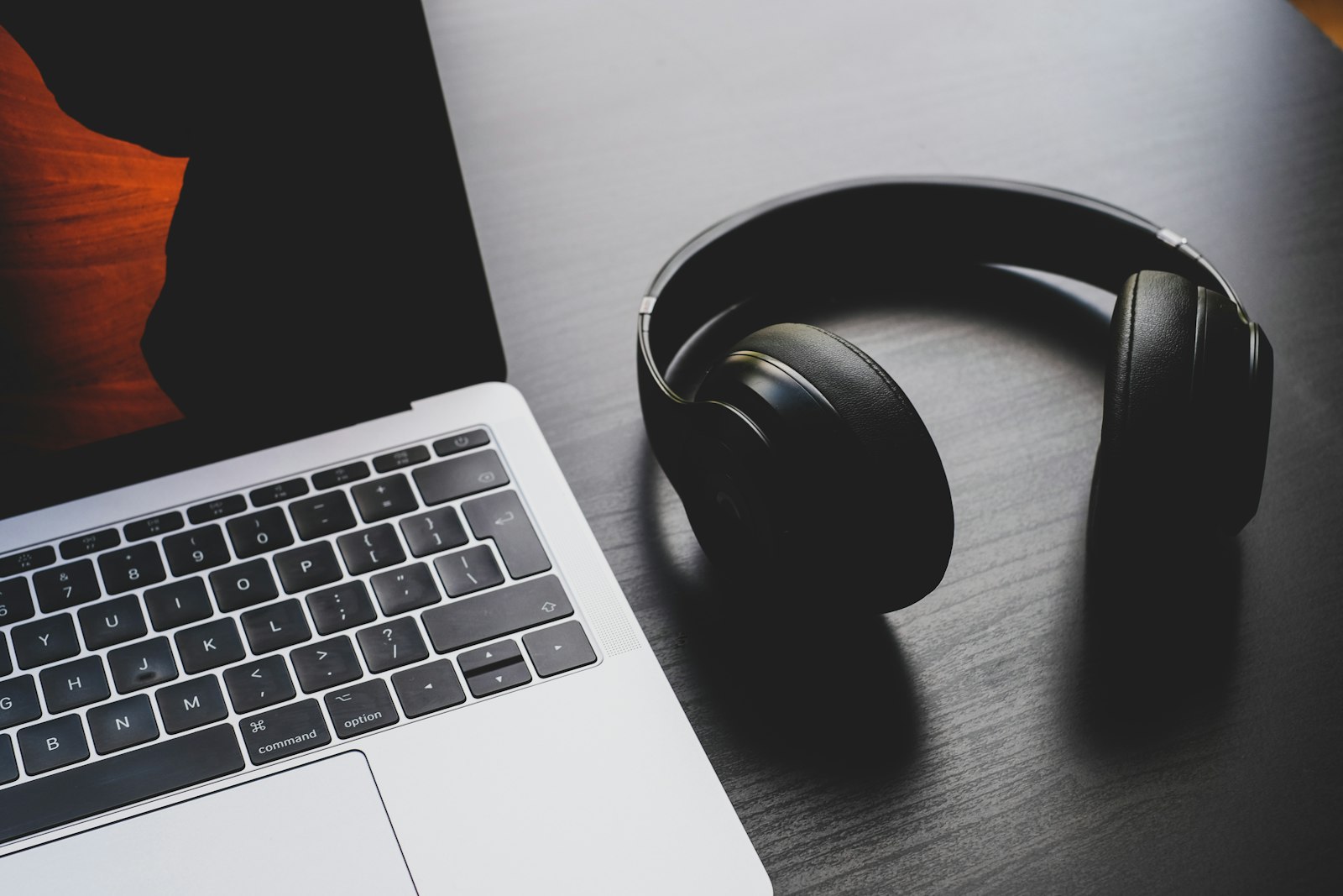 Online vs In-Person Music Production Lessons