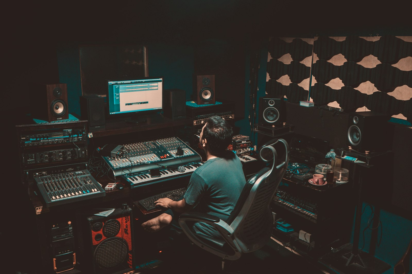 What to Expect From a 1-on-1 Music Production Session